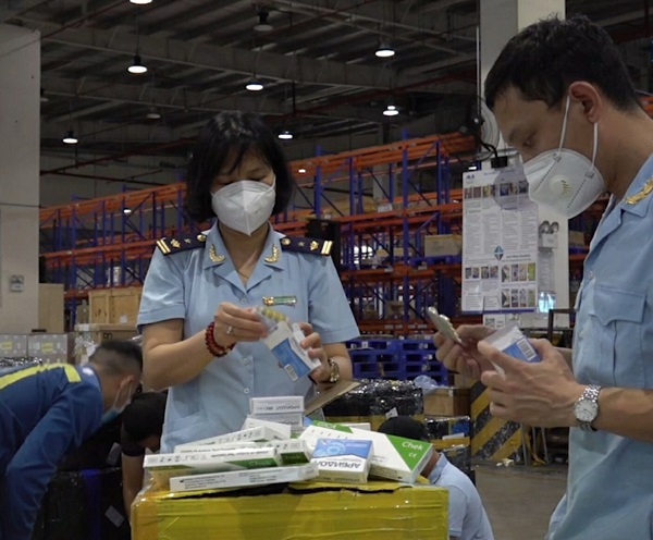 Bắt giữ hàng trăm hộp thuốc, thiết bị y tế chống dịch nhập khẩu trái phép
