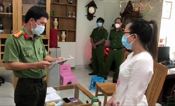 Cơ quan Cảnh sát điều tra đọc Quyết định khởi tố bị can và lệnh bắt tạm giam đối với Trần Thị Thảo Trang.