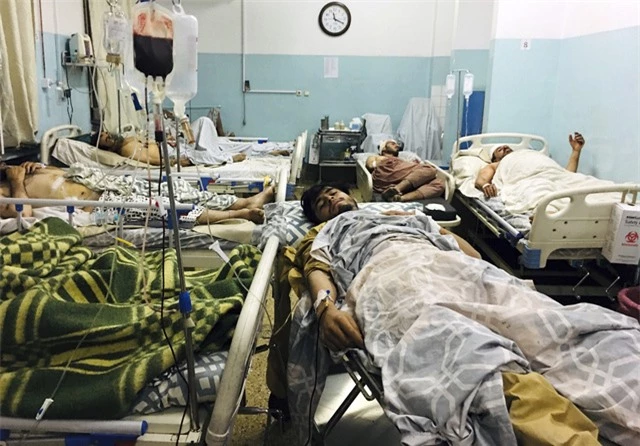 Nổ ở sân bay Kabul: Số nạn nhân thiệt mạng tăng lên ít nhất 72 người, bao gồm 12 binh sĩ Mỹ - Ảnh 1.