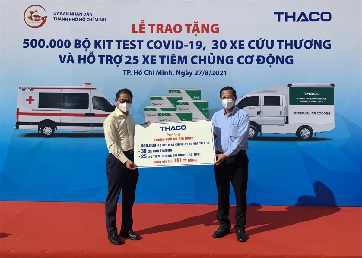 Ông Phan Văn Mãi, Phó Bí thư Thường trực Thành ủy TP.HCM tiếp nhận các trang thiết bị, phương tiện y tế