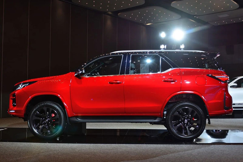 Cận cảnh Toyota Fortuner GR Sport 2021: Công suất 201 mã lực, giá hơn 1,3 tỷ đồng