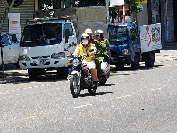 Lực lượng chức năng Đà Nẵng thường xuyên tuần tra trên các tuyến đường hầu như không bóng người trong những  ngày toàn TP "ở yên một chỗ", nhưng trong các kiệt, hẻm là khu phong tỏa thì số ca mắc COVID-19 lại đang tăng vọt!