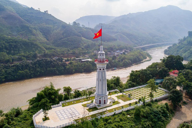 'Nơi con sông Hồng chảy vào đất Việt' nằm ở đâu?