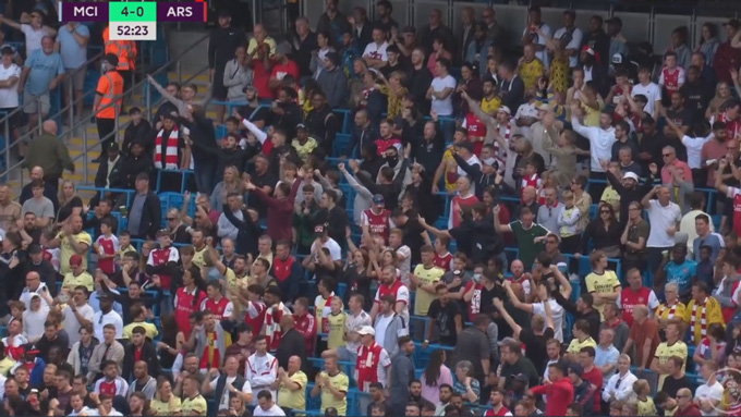Fan Arsenal vỗ tay ăn mừng bàn thắng của... Man City