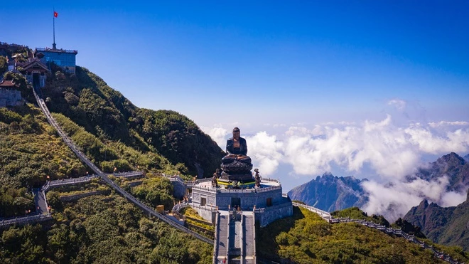 Đỉnh Fansipan cao 3.143 m, thuộc dãy Hoàng Liên Sơn, cách trung tâm thị xã Sa Pa khoảng 9 km về phía tây nam, giáp hai tỉnh Lào Cai và Lai Châu. Được mệnh danh là "nóc nhà Đông Dương", đây là điểm đến thu hút đông du khách khi đến Lào Cai. Ảnh: Việt Linh - Tô Bá Hiếu.