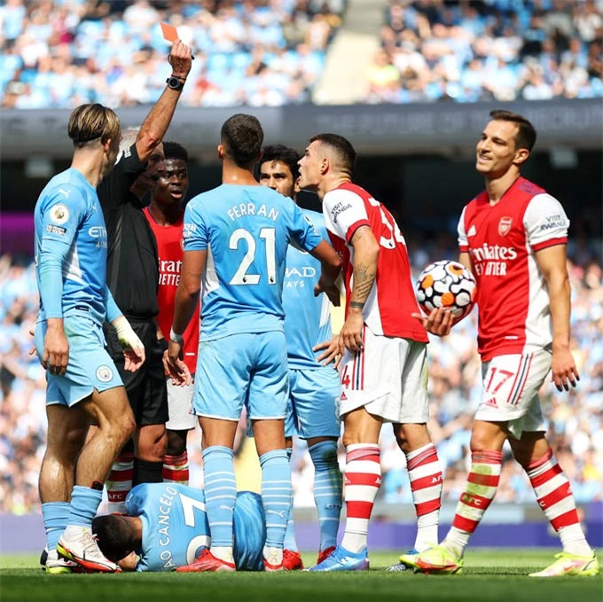Xhaka phải nhận thẻ đỏ ở trận Man City vs Arsenal