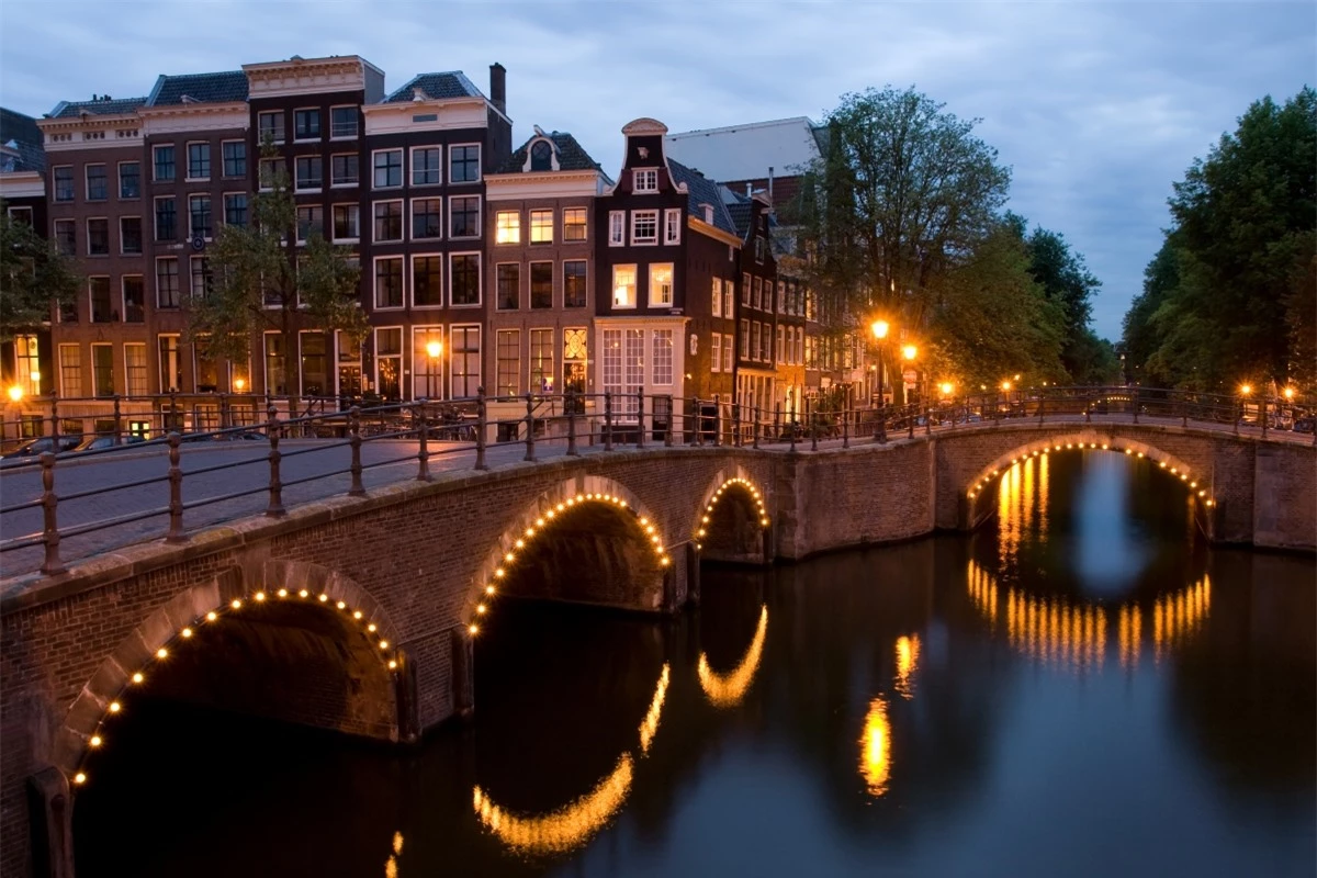 Mỗi con kênh và cây cầu ở Amsterdam có phong cách riêng.Nguồn: Wikipedia