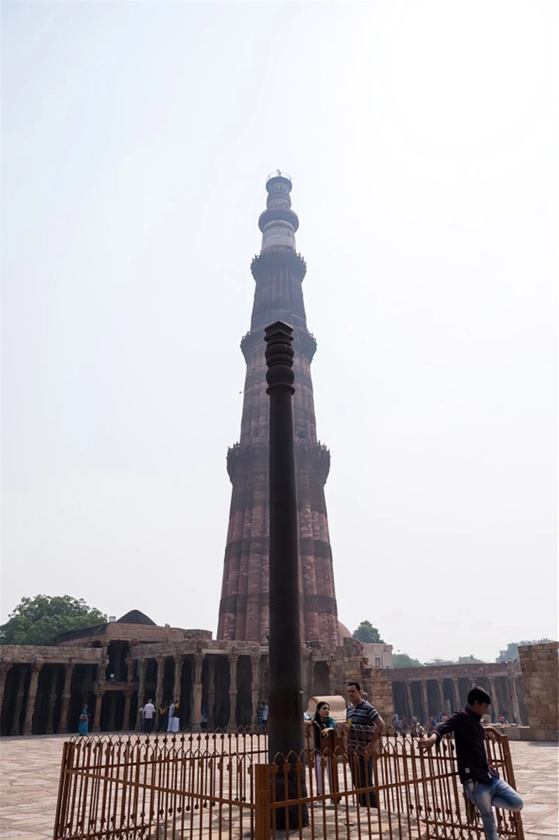 Tòa tháp bằng gạch cao nhất thế giới giống hệt ống khói, được người Ấn Độ tôn sùng như vật báu 7