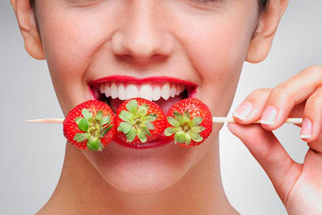 Cách làm trắng răng hiệu quả từ những thực phẩm dân dã