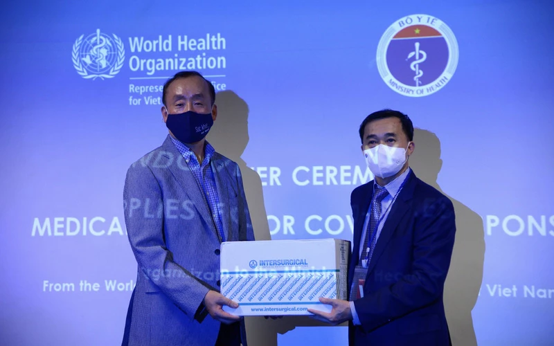 WHO bàn giao lô hàng vật tư y tế cho Bộ Y tế hỗ trợ Chính phủ Việt Nam ứng phó với COVID-19