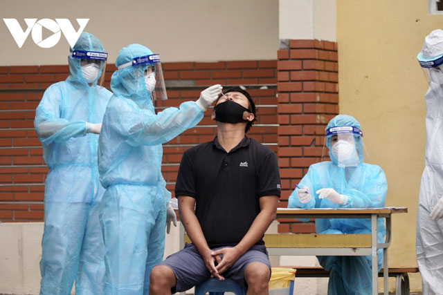 Làm sao để đảm bảo an toàn cho nhân viên y tế khi lấy mẫu xét nghiệm COVID-19?