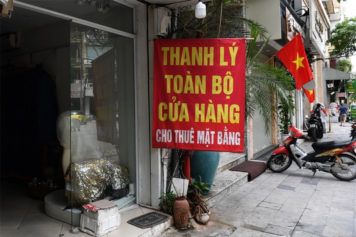 Trên nhiều tuyến phố, các cửa hàng kinh doanh thời trang, công ty lữ hành, kinh doanh đồ ăn uống hay làm đẹp...đóng cửa im lìm, nhiều của hàng treo biển sang nhượng vì không chịu được chi phí thuê nhà, nhân viên.