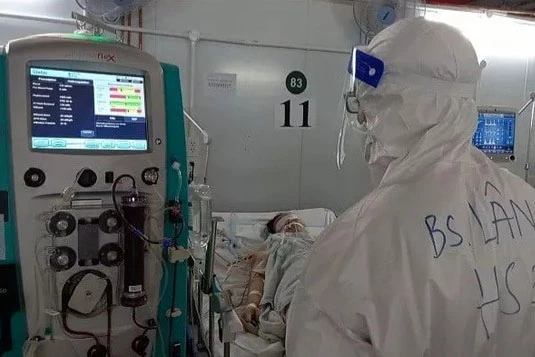 Các chuyên gia của Bệnh viện Bạch Mai tại Trung tâm hồi sức tích cực COVID-19 đang chăm sóc, điều trị bệnh nhân COVID-19 nặng. (Ảnh: SK&ĐS)