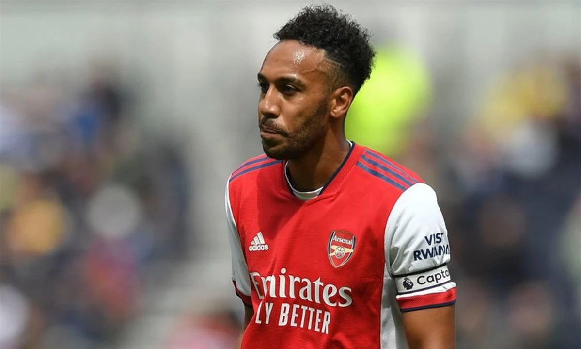 Aubameyang vô hại trên hàng công nhưng vẫn được đá chính