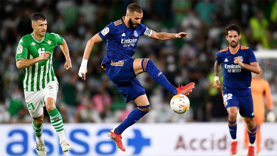 Benzema trong trận đấu với Real Betis