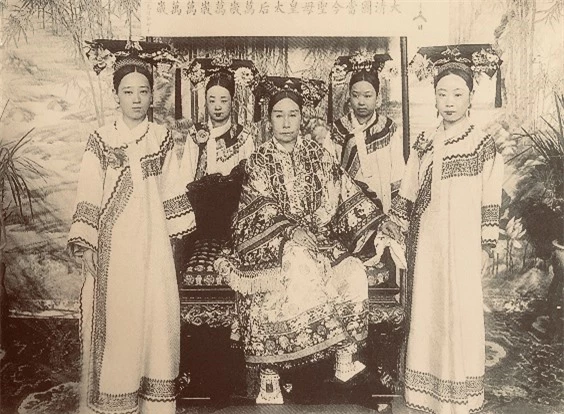 Từ Hi Thái Hậu thích mang giày "Hoa Bồn", thì ra là để che giấu một khuyết điểm khiến bà cảm thấy xấu hổ mỗi khi nghĩ đến - Ảnh 2. Từ Hi Thái Hậu thích mang giày "Hoa Bồn", thì ra là để che giấu một khuyết điểm khiến bà cảm thấy xấu hổ mỗi khi nghĩ đến - Ảnh 2.