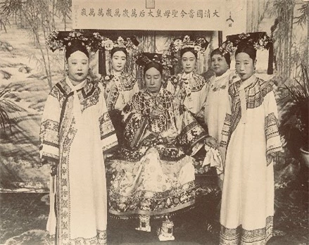 Từ Hi Thái Hậu thích mang giày "Hoa Bồn", thì ra là để che giấu một khuyết điểm khiến bà cảm thấy xấu hổ mỗi khi nghĩ đến - Ảnh 3. Từ Hi Thái Hậu thích mang giày "Hoa Bồn", thì ra là để che giấu một khuyết điểm khiến bà cảm thấy xấu hổ mỗi khi nghĩ đến - Ảnh 3.