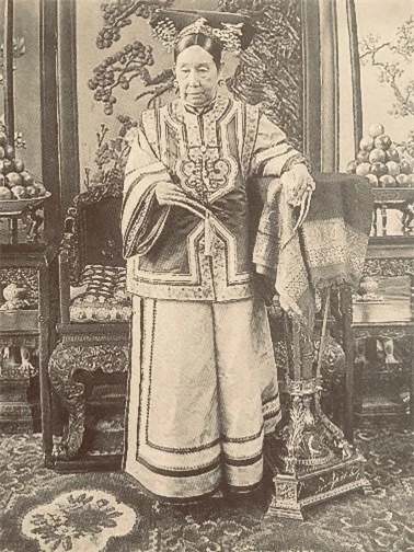 Từ Hi Thái Hậu thích mang giày "Hoa Bồn", thì ra là để che giấu một khuyết điểm khiến bà cảm thấy xấu hổ mỗi khi nghĩ đến - Ảnh 4. Từ Hi Thái Hậu thích mang giày "Hoa Bồn", thì ra là để che giấu một khuyết điểm khiến bà cảm thấy xấu hổ mỗi khi nghĩ đến - Ảnh 4.