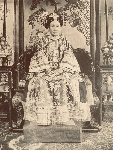 Từ Hi Thái Hậu thích mang giày "Hoa Bồn", thì ra là để che giấu một khuyết điểm khiến bà cảm thấy xấu hổ mỗi khi nghĩ đến - Ảnh 5. Từ Hi Thái Hậu thích mang giày "Hoa Bồn", thì ra là để che giấu một khuyết điểm khiến bà cảm thấy xấu hổ mỗi khi nghĩ đến - Ảnh 5.
