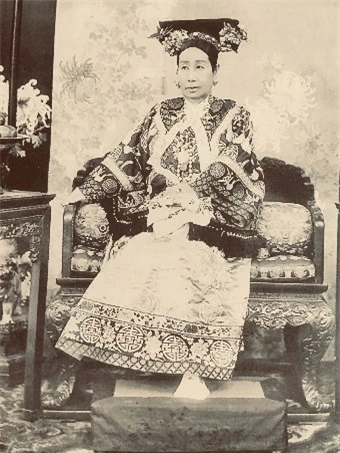 Từ Hi Thái Hậu thích mang giày "Hoa Bồn", thì ra là để che giấu một khuyết điểm khiến bà cảm thấy xấu hổ mỗi khi nghĩ đến - Ảnh 6. Từ Hi Thái Hậu thích mang giày "Hoa Bồn", thì ra là để che giấu một khuyết điểm khiến bà cảm thấy xấu hổ mỗi khi nghĩ đến - Ảnh 6.