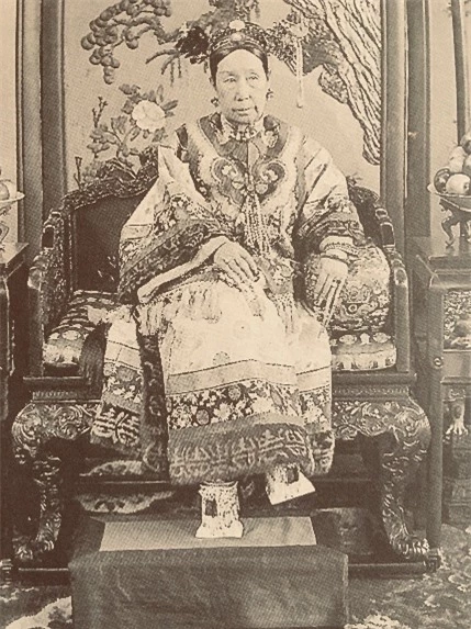 Từ Hi Thái Hậu thích mang giày "Hoa Bồn", thì ra là để che giấu một khuyết điểm khiến bà cảm thấy xấu hổ mỗi khi nghĩ đến - Ảnh 7. Từ Hi Thái Hậu thích mang giày "Hoa Bồn", thì ra là để che giấu một khuyết điểm khiến bà cảm thấy xấu hổ mỗi khi nghĩ đến - Ảnh 7.