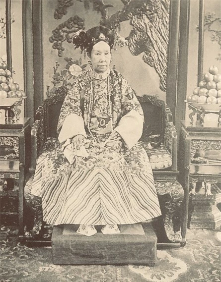 Từ Hi Thái Hậu thích mang giày "Hoa Bồn", thì ra là để che giấu một khuyết điểm khiến bà cảm thấy xấu hổ mỗi khi nghĩ đến - Ảnh 8. Từ Hi Thái Hậu thích mang giày "Hoa Bồn", thì ra là để che giấu một khuyết điểm khiến bà cảm thấy xấu hổ mỗi khi nghĩ đến - Ảnh 8.