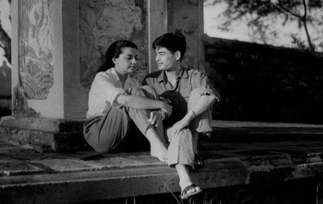 Nhớ của Nguyễn Đình Thi (1954) là một trong những bài thơ tình hay nhất của thời kháng chiến chống Pháp. Nguyễn Đình Thi sáng tác bài thơ này để gửi đến “người yêu thiêng liêng” của mình là nhà báo, nhà thơ người Pháp Madeleine Riffaud. Nguyễn Đình Thi gặp Madeleine Riffaud tại Liên hoan Thanh niên Sinh viên thế giới tại Berlin và một “coup de foudre” (tiếng sét ái tình) giáng xuống hai người. Sau liên hoan đại hội này, họ vẫn duy trì mối tình xuyên lục địa bằng thư tín và Madeleine thi thoảng vẫn sang Việt Nam thăm cố nhân.