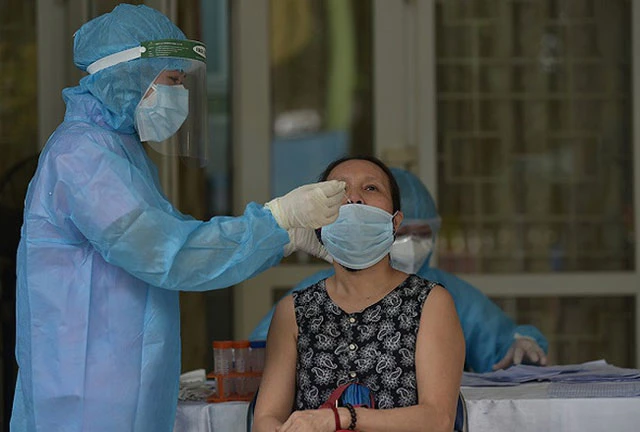 Nhân viên y tế lấy mẫu xét nghiệm trên địa bàn quân Thanh Xuân. (Ảnh: VGP)