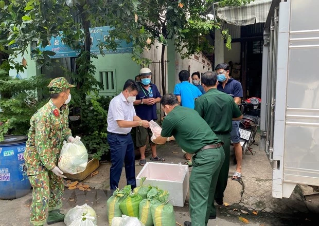 Số gạo do Chính phủ cấp được ưu tiên phát trước cho người dân ở trọ tại các phường "vùng đỏ đậm đặc" trên địa bàn thành phố Thuận An và thị xã Tân Uyên, Bình Dương. (Ảnh: TTXVN phát)