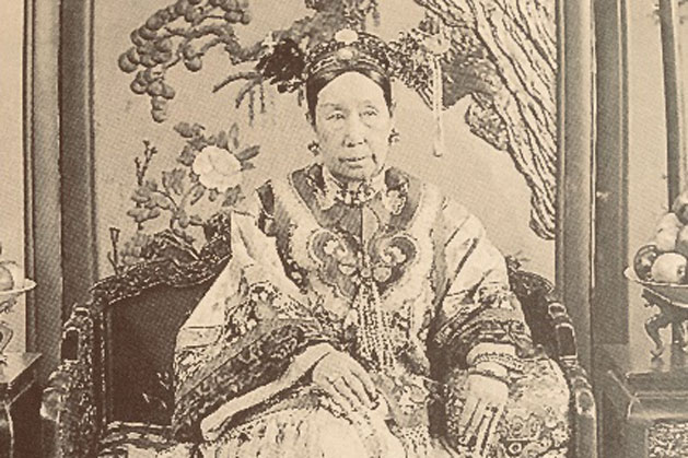 Từ Hi Thái Hậu rất thích mang "giày hoa bồn", thì ra là để che giấu một khuyết điểm đầy xấu hổ của bà