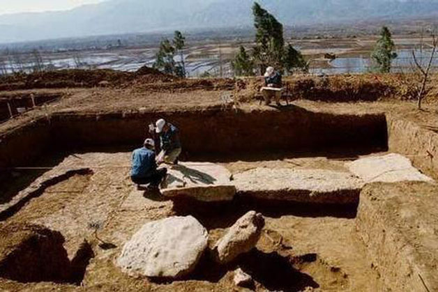 Dân làng đang xây đập bỗng mặt đất rung chuyển, hố đen lớn xuất hiện: Chuyên gia tức tốc đến, kinh ngạc nhìn vào bên trong