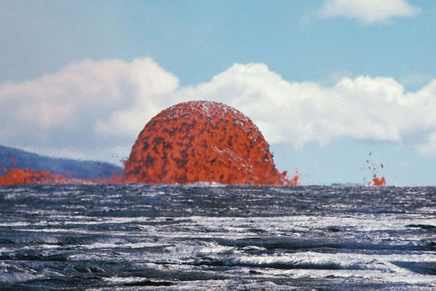 Bức ảnh ghi lại 'con quái vật' hiện hình ngay trên biển với sức hủy diệt kinh hoàng, dân mạng thán phục: Tác giả quả thực quá bản lĩnh!