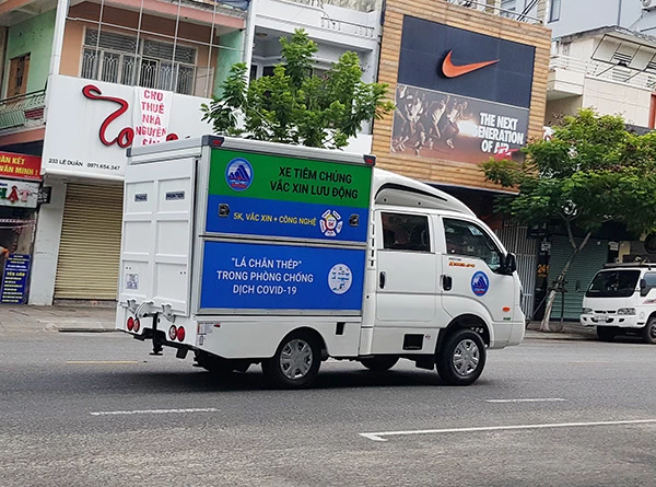 Xe tiêm vaccine lưu động của ngành y tế Đà Nẵng triển khai đến các điểm tiêm vaccine trên địa bàn TP
