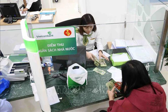 Người dân nộp thuế tại điểm thu Ngân hàng Vietcombank chi nhánh thành phố Cần Thơ. Ảnh tư liệu: Vũ Sinh/TTXVN