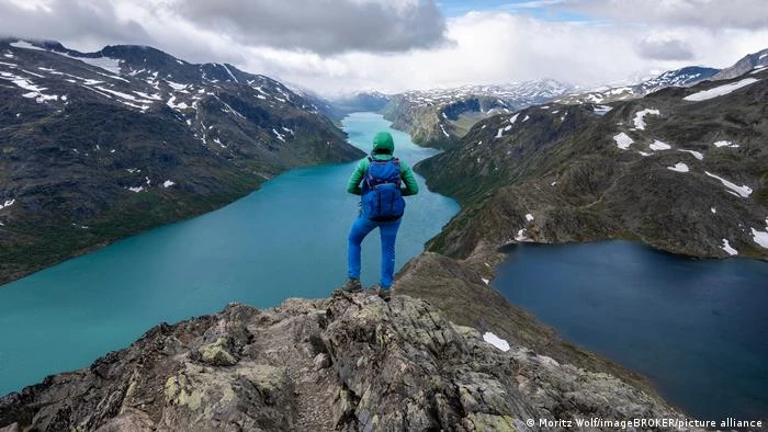 Khu công viên quốc gia này có diện tích lên đến 3.500 km2 và là khu bảo tồn thiên nhiên ở miền nam Na Uy. Đây là địa điểm lý tưởng đối với du khách muốn khám phá phong cảnh núi non hùng vĩ. Vườn quốc gia Jotunheimen cũng có rất nhiều hồ nước đẹp, nổi bật là hồ Gjende với làn nước xanh ngọc từ những tảng băng tan.