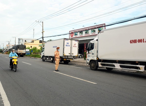 Cà Mau báo cáo về việc kiểm soát người, phương tiện vận chuyển hàng hóa ra vào tỉnh