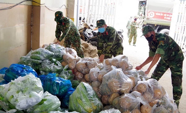Quân khu 9 thu mua nông sản và lương thực gửi tặng đến người dân khó khăn do dịch COVID-19 TP Hồ Chí MInh.