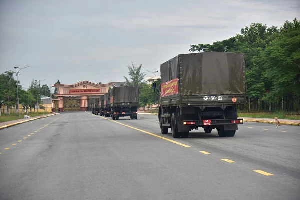 Xe chở nông sản và lương thực bắt đầu khởi hành đến TP Hồ Chí Minh.