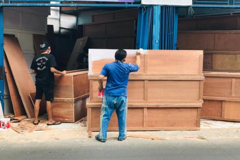 Nghề đóng quan tài trong đại dịch COVID-19 tàn khốc ở Indonesia