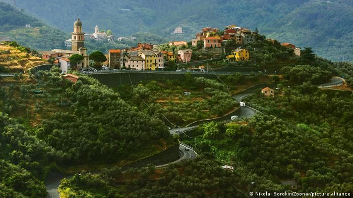 Vùng duyên hải này nằm ở Liguria, tây bắc Italy. Cinque Terre nổi tiếng với các khu làng đẹp nên thơ, cùng các cung đường mòn lớn. Được UNESCO công nhận là Di sản thế giới vào năm 1997, Cinque Terre là địa điểm lý tưởng cho nghỉ dưỡng, khám phá thiên nhiên.