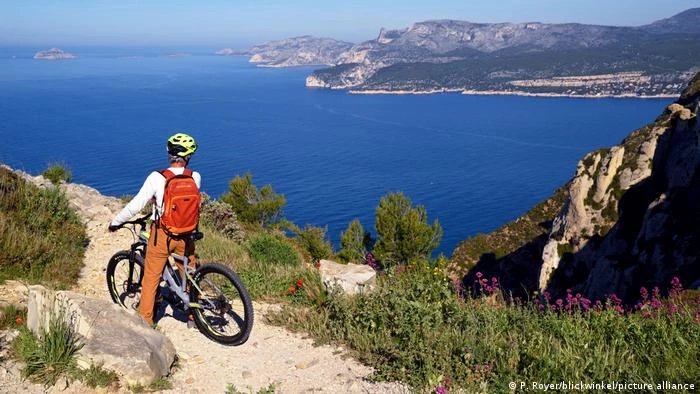Vườn quốc gia Calanques kéo dài từ phạm vi thành phố Marseille đến tận phía nam thị trấn Cassis, bao gồm một con vịnh hẹp, với những khối đá tự nhiên hình thành. Nếu bạn là người yêu thiên nhiên và có đam mê leo núi hay đạp xe, đây là địa điểm không thể bỏ qua.