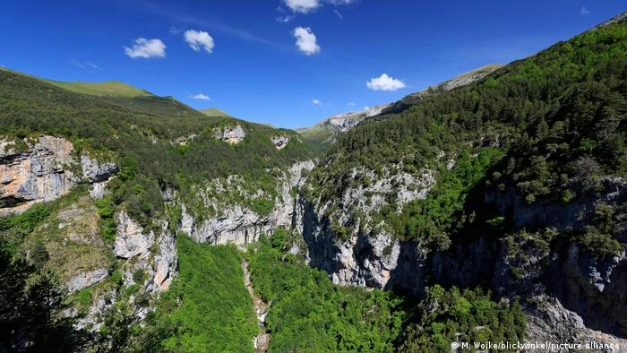 Nằm trên dãy núi Pyrenees, vườn Quốc gia Ordesa y Monte Perdido nổi tiếng với các thung lũng dốc thoải và những đỉnh núi đầy tuyến trắng. Đây là nơi rất thích hợp cho hoạt động đi bộ, khám phá thiên nhiên hoang dã hay đơn giản chỉ là ngắm cảnh.