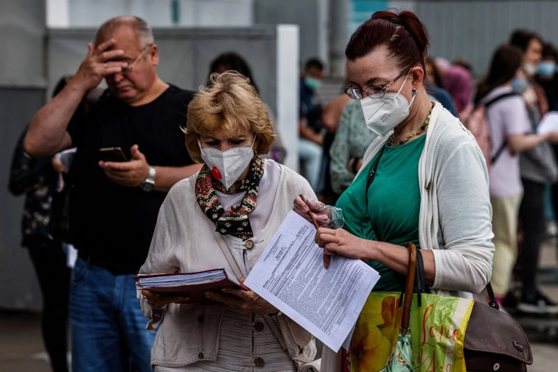 Người dân xếp hàng bên ngoài trung tâm tiêm vaccine ngừa Covid-19 tại Công viên Sokolniki ở thủ đô Moscow của Nga. Ảnh: AFP