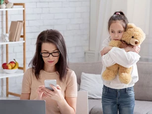 Con gái bị bắt nạt ở trường, người mẹ trực tiếp “dạy dỗ” khiến những kẻ bắt nạt chừa ngay và luôn