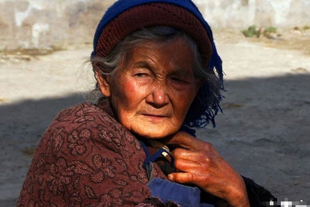 Mẹ già trước khi chết đem tất cả tài sản cho hàng xóm, con trai tức tối đi gây sự, nào ngờ mất luôn cả vợ vào tay đối phương