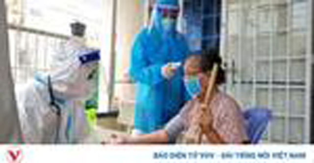 Người cao tuổi và có bệnh nền cần lưu ý gì khi tiêm vaccine COVID-19?