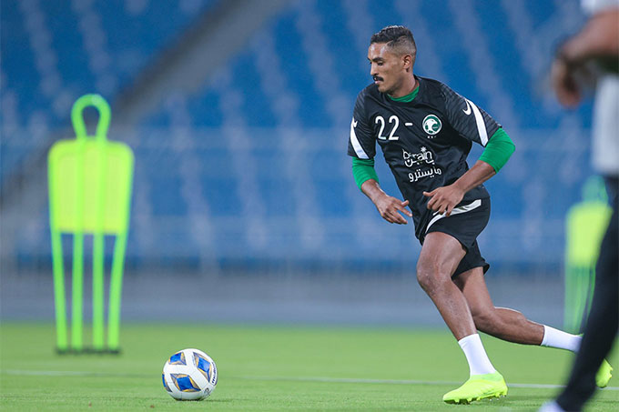 Cầu thủ Saudi Arabia tập cách rê bóng vượt qua Việt Nam