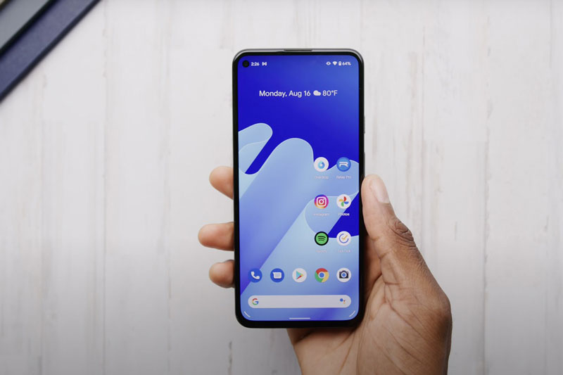 Thích điện thoại nhỏ gọn, nên mua Google Pixel 5a hay iPhone SE?