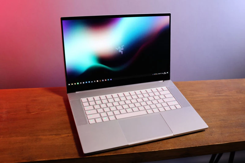 8. Razer Blade 15 Studio Edition 2020. Chip Intel Core i7-10875H, card đồ hoạ NVIDIA Quadro RTX 5000 Max-Q, RAM 32 GB, ổ cứng SSD 1 TB, độ dày 13,98 mm, trọng lượng 2,2 kg, màn hình 15,6 inch, độ phân giải 4K (3.840x2.160 pixel).