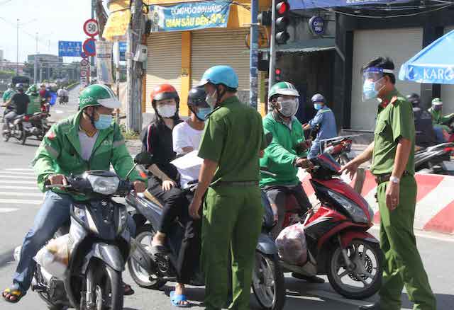 Đội ngũ shipper đồng hành lực lượng “đi chợ hộ” 